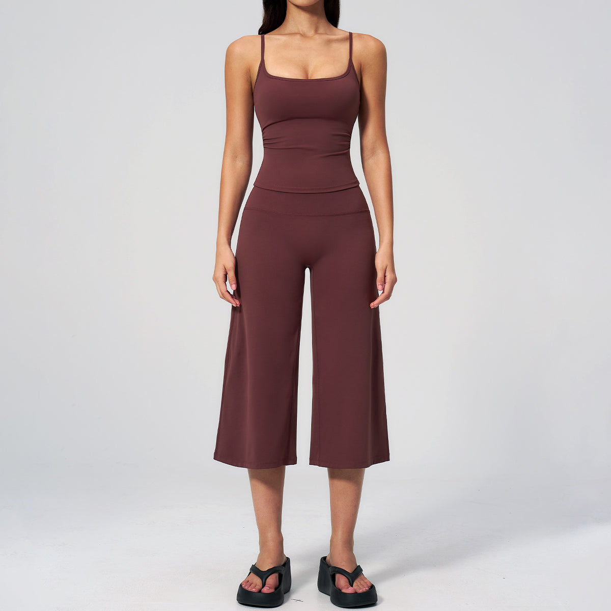 Conjunto de chaleco para yoga con tirantes y shorts de cintura alta