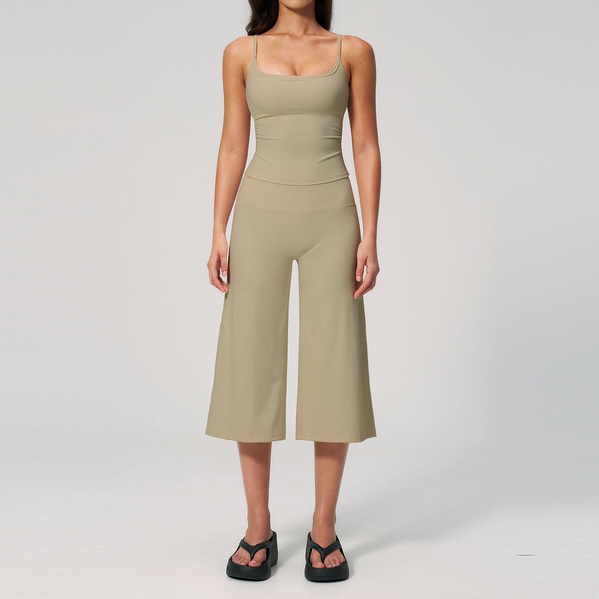 Conjunto de chaleco para yoga con tirantes y shorts de cintura alta