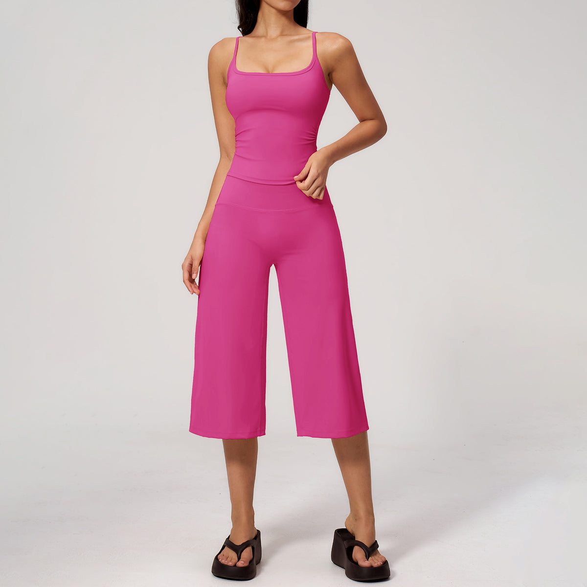 Conjunto de chaleco para yoga con tirantes y shorts de cintura alta