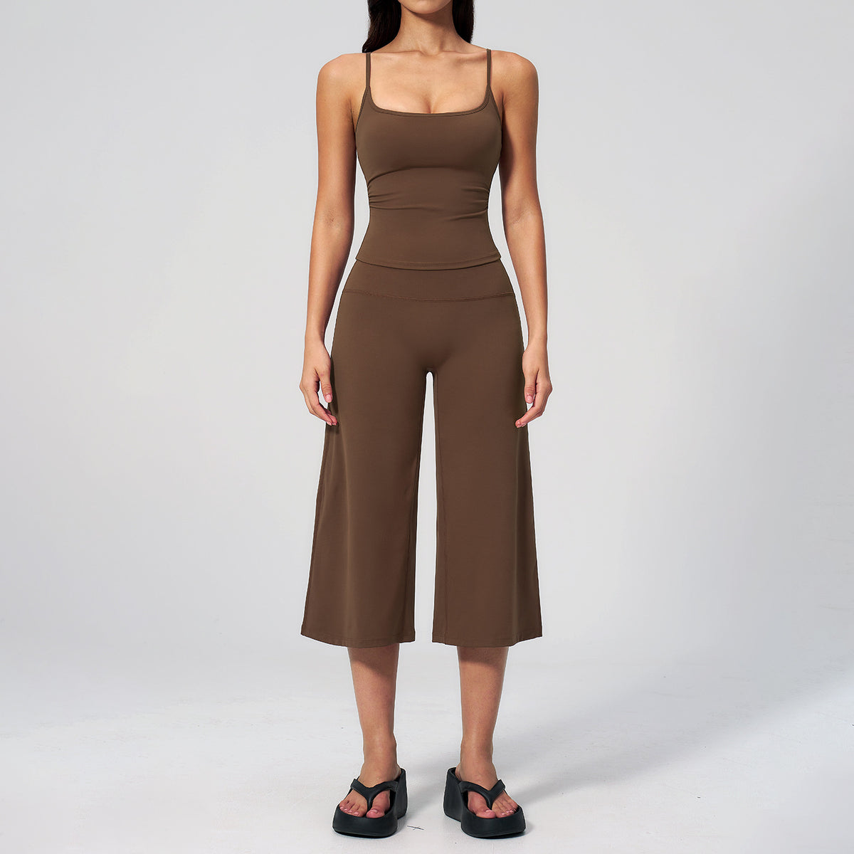 Conjunto de chaleco para yoga con tirantes y shorts de cintura alta